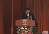 公司董事长助理王学伟主持会议