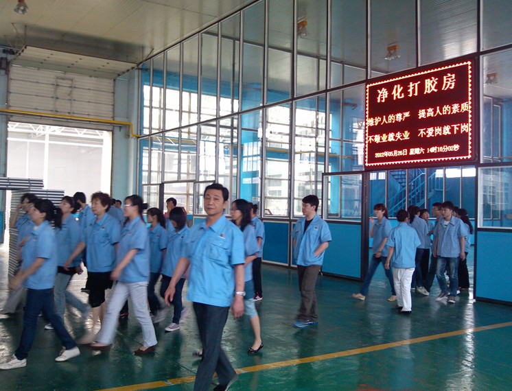 良总带领员工参观净化打胶房