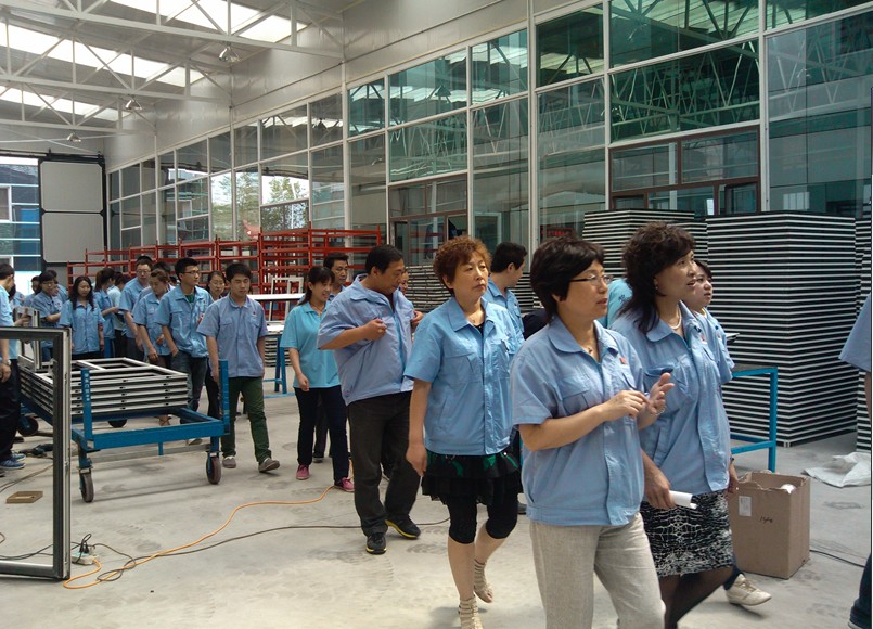 常部长带领部门员工参观厂区