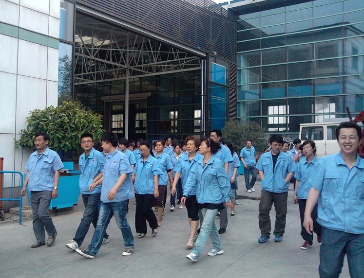 全体员工参观新建厂区